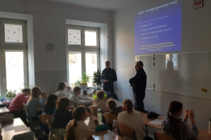 policjanci prowadzą zajęcia dla uczniów