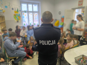 policjant podczas prelekcji dla uczniów