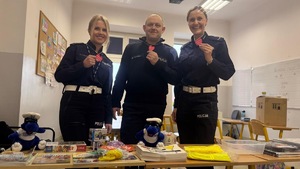 wspólne zdjęcie policjantów trzymających w ręku serduszka Wielkiej Orkiestry Świątecznej Pomocy