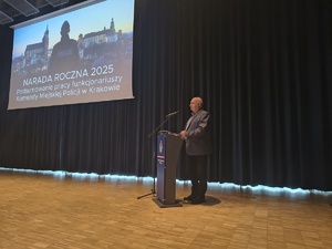 Dyrektor Wydziału Bezpieczeństwa i Zarządzania Kryzysowego Urzędu Miasta Krakowa podczas przemówienia