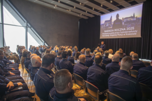 Zgromadzeni uczestnicy narady słuchają przemówienia Komendanta Wojewódzkiego Policji w Krakowie.