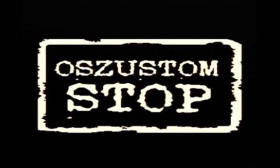 napis STOP OSZUSTOM