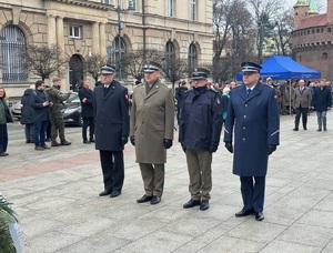 Komendant sklada wieniec przed Grobem Nieznanego Żołnierza 1