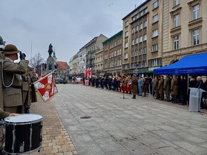 Uczestnicy uroczystości na Placu Matejki