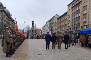 Delegacja skaldająca wieniec pod Grobem Nieznanego Żołnierza
