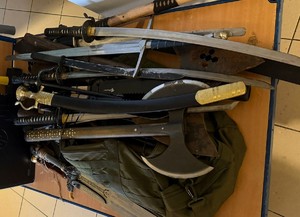 zabezpieczone niebezpieczne narzędzia ułożone na stole