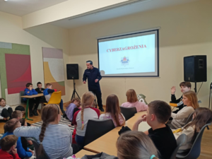 policjant prowadzi zajęcia dla uczniów