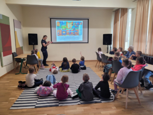 policjantka za pomocą prezentacji przedstawia omawiane zagadnienia