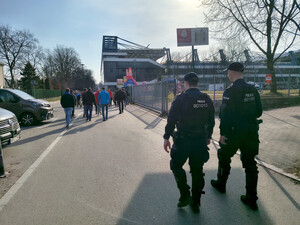 Dwóch umundurowanych policjantów patrolujących pieszo okolice stadionu przy ul. Reymonta