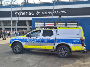 oznakowany radiowozów zaparkowany w rejonie stadionu przy ul. Reymonta