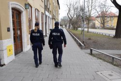 Policjanci patrolujący krakowskie ulice pod kątem przestrzegania obowiązujących obostrzeń