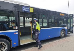 Policjant WRD kontrolujący środki transportu publicznego pod względem obowiązujących obostrzeń.