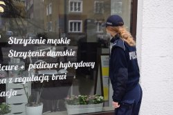 Policjantka kontrolująca salon fryzjerski