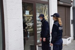 Patrol Policji kontrolujący salon fryzjerski