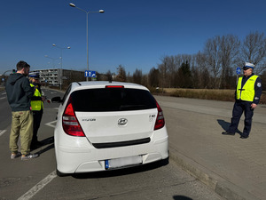 policjanci Wydziału Ruchu Drogowego podczas kontroli pojazdu