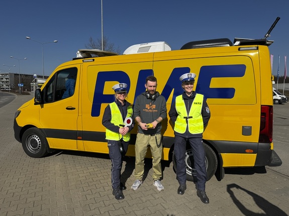 Policjantki i dziennikarz podczas akcji