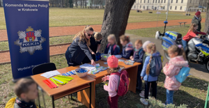 dzieci przy policyjnym stanowisku profilaktycznym