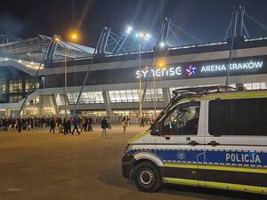 oznakowany radiowóz zaparkowany przed stadionem na ul. Reymonta