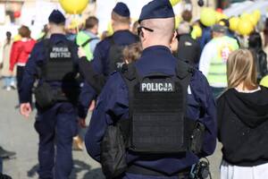 policjanci idacy obok osób uczestniczących w marszu
