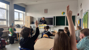 policjantka prowadzi zajęcia dla dzieci w klasie lekcyjnej