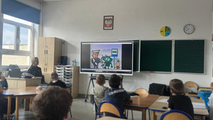 uczniowie oglądają film edukacyjny o bezpieczeństwie na drodze