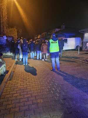 Dzielnicowy zabezpiecza trasę Drogi Krzyżowej