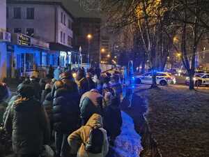 Policjanci w trakcie plenerowej Drogi Krzyżowej