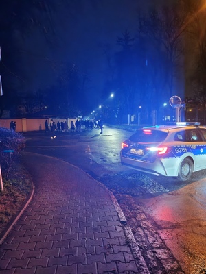 Policyjny radiowóz podczas nabożeństwa Drogi Krzyzowej