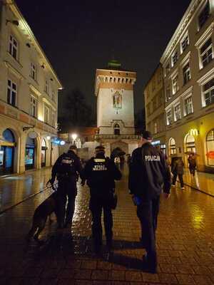 Funkcjonariusze patrolują rejon ulicy Floriańskiej