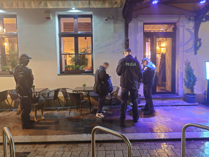 Funkcjonariusze w trakcie legitymowania mężczyzny