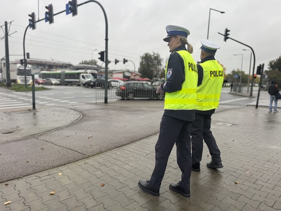 policjanci przy miejskim skrzyżowaniu