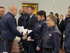 komendant gratuluje policjantce v3