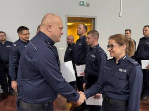 komendant gratuluje policjantce