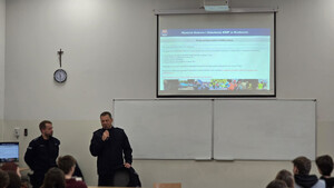 Komendant wraz z naczelnikiem prowadzą prelekcję dla uczniów