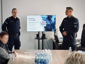 Policjanci podczas prelekcji dla pracowników dworca MDA