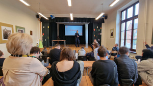 Uczniowie podczas policyjnej prelekcji