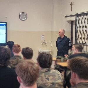 komendant komisariatu opowiada uczniom o zasadach rekrutacji do policji