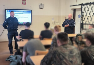 uczniowie poznają pracę funkcjonariuszy i zasady wstąpienia do Policji