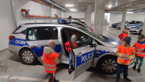 Dzieci oglądają policyjny radiowóz