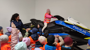 Dzieci oglądają policyjny skuter wodny