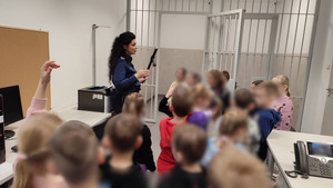 Dzieci podczas wizyty w Komisariacie Policji V w Krakowie