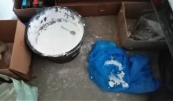 amfetamina w czarnym wiaderku oraz na niebieskim foliowym worku, które znajdują się w garażu