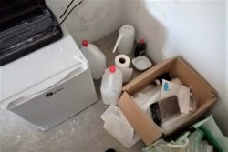 płynna amfetamina w dwóch 5 litorywch bańkach stojących między lodówką i pudłami