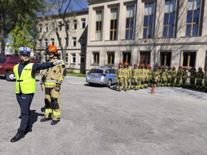 policjantka pokazuje, jak w praktyce kierować ruchem