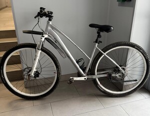 zabezpieczony rower w kolorze srebrnym