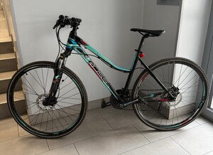 zabezpieczony rower w kolorze czarno zielonym