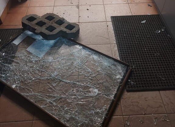 rozbita witryna leżąca wewnątrz sklepu