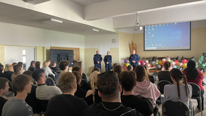 uczniowie podczas spotkania z policjantami