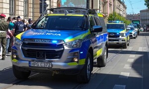 oznakowane policyjne radiowozy jadące ulicą Basztową