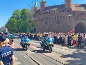 policjanci na motocyklach przejeżdzający przez ulicę Basztową